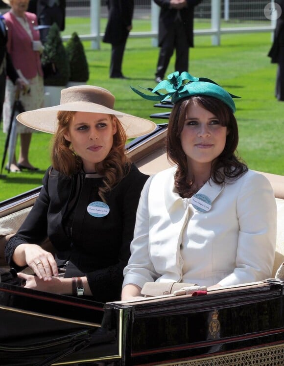 Le Royal Ascot 2011 a débuté, évidemment en grande pompe, le 14 juin 2011. Les princesses Beatrice et Eugenie d'York, une fois n'est pas coutume, ont fait étal d'une certaine sobriété.
