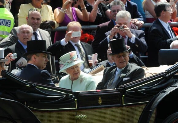 Le Royal Ascot 2011 a débuté, évidemment en grande pompe, le 14 juin 2011. La reine Elizabeth II et son époux le duc d'Edimbourg ont fait leur arrivée en carrosse, comme le veut la tradition.