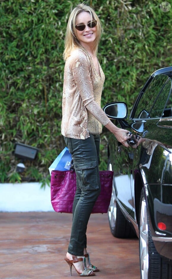 Sharon Stone retourne à sa voiture après avoir fait du shopping à Los Angeles, le 14 juin 2011.