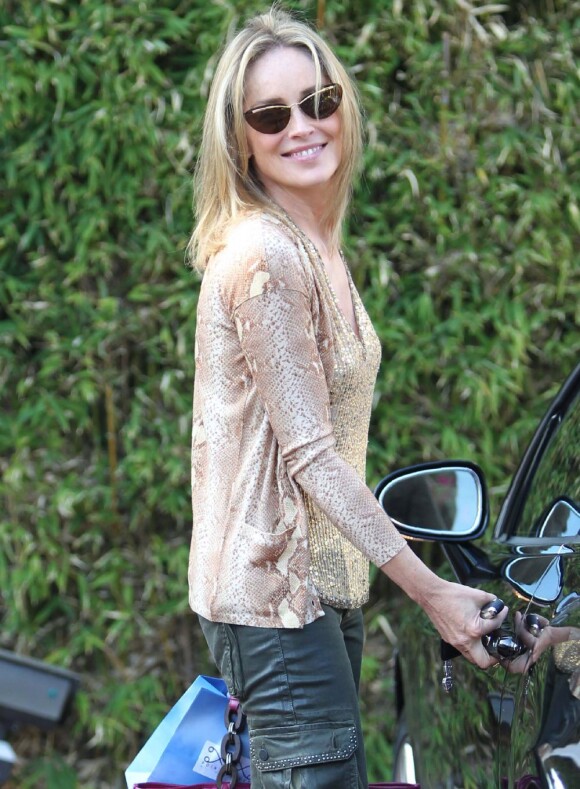 Sharon Stone retourne à sa voiture après avoir fait du shopping à Los Angeles, le 14 juin 2011.