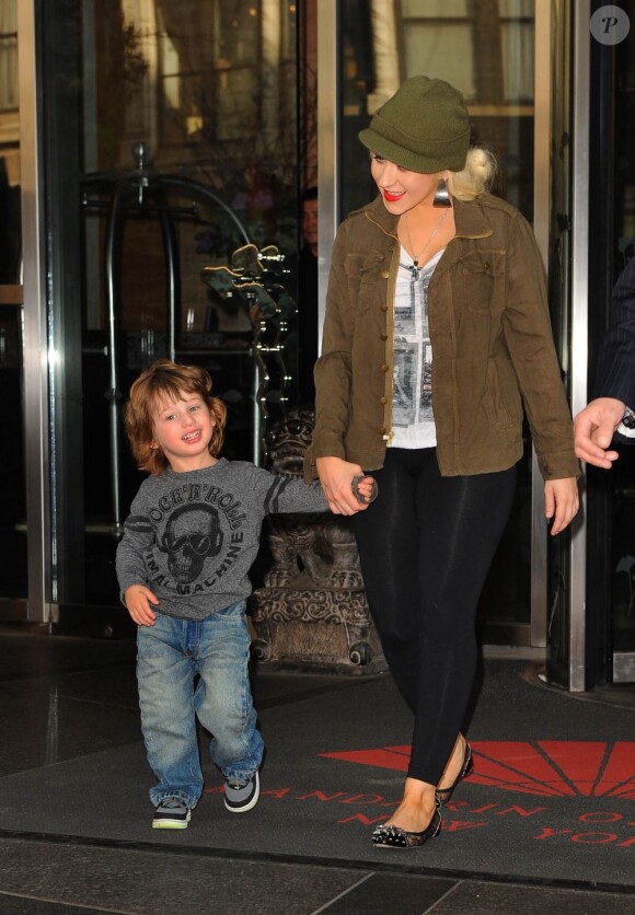 Christina Aguilera est très proche de son fils de 3 ans, Max, qu'elle a eu avec son ex-mari, Jordan Bratman. New York, 13 mai 2011