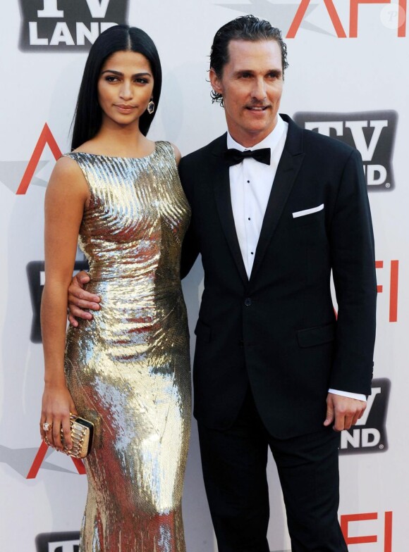 Matthew McConaughey et sa compagne Camila Alves. L'acteur a du style en smoking !