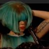 Lady Gaga a joué avec sa perruque verte dans le show télé d'ITV Paul O'Grady Live, le 17 juin 2011