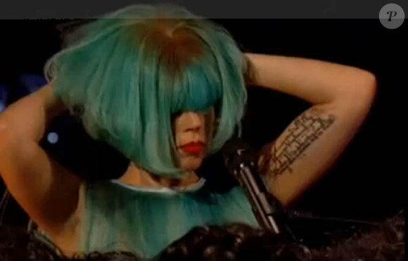 Lady Gaga a joué avec sa perruque verte dans le show télé d'ITV Paul O'Grady Live, le 17 juin 2011