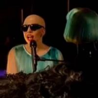 Lady Gaga fait son show... chauve !
