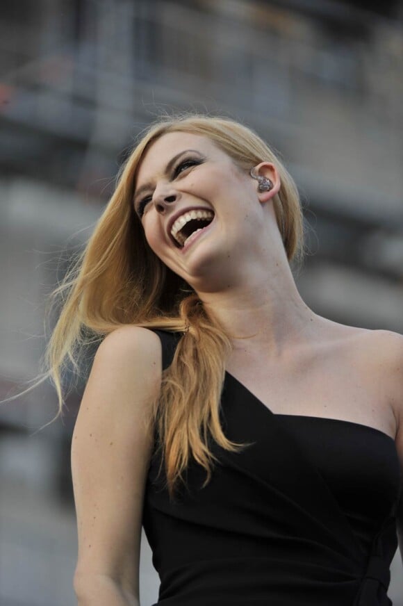 Elodie Frégé était en concert à Nice le 17 juin 2011, dans le cadre du Salon du livre de la cité azuréenne.