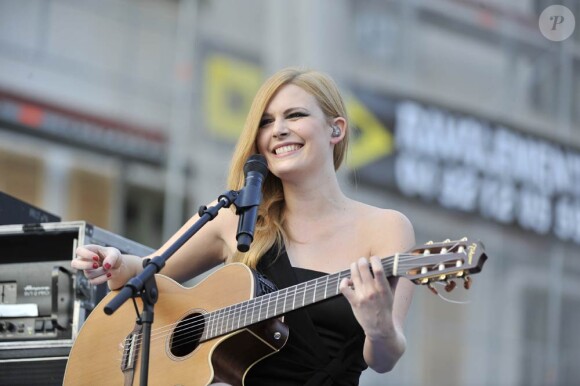 Elodie Frégé était en concert à Nice le 17 juin 2011, dans le cadre du Salon du livre de la cité azuréenne.