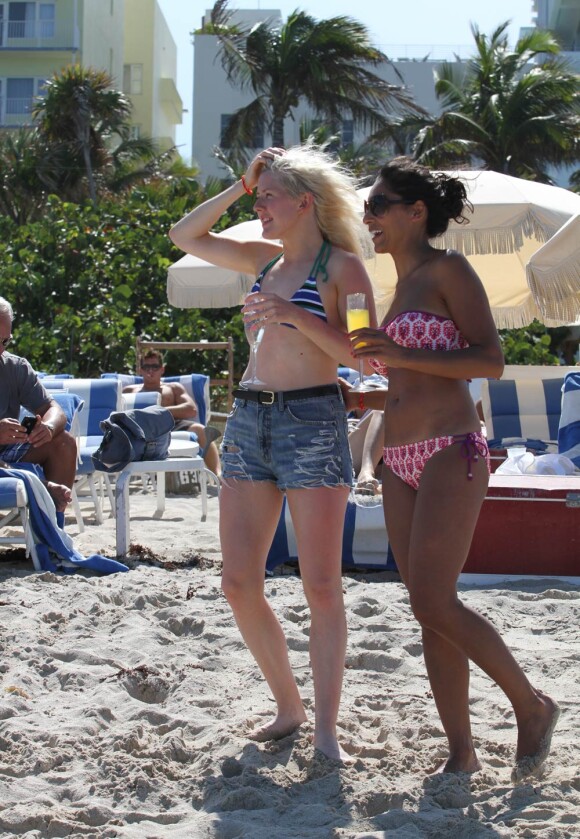 Ellie Goulding, invitée par Sir Richard Branson à se produire pour une soirée Virgin Atlantic le 15 juin 2011, en a profité pour se détendre à Miami les jours suivants.