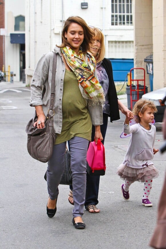 Jessica Alba entourée de sa maman et de sa fille Honor, 3 ans, le 19 juin à Los Angeles