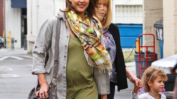 Jessica Alba enceinte et tout sourire, entourée des femmes de sa vie