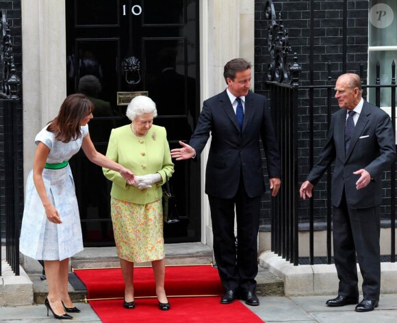 Le 21 juin 2011, la reine Elizabeth II et son époux le prince Philip, duc d'Edimbourg, étaient exceptionnellement reçus à déjeuner, pour célébrer l'anniversaire de ce dernier, au 10, Downing Street par le Premier ministre David Cameron et son épouse Samantha.