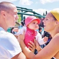 Laure Manaudou et Fred Bousquet présentent enfin leur fille Manon, 14 mois !