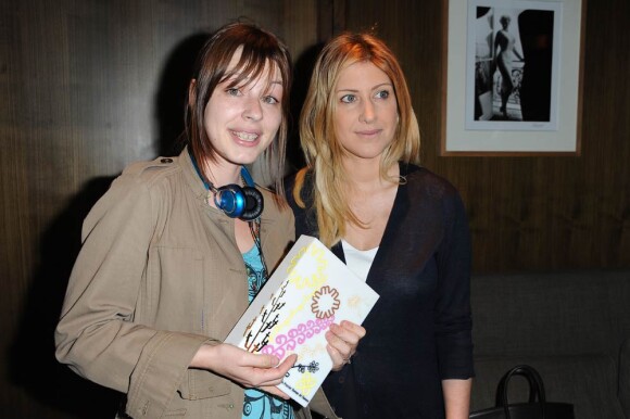 Emilie Desvaux et Amanda Sthers au Prix du Premier Roman de Femme, à l'Hôtel Montalembert, à Paris. Mercredi 22 juin 2011