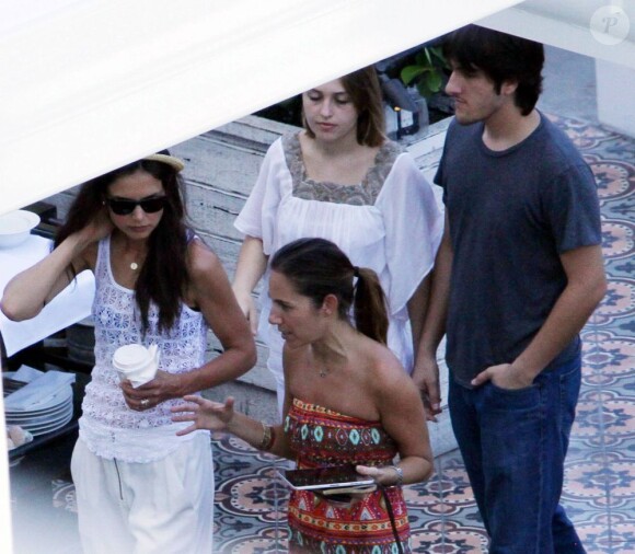 Katie Holmes s'offre un moment sans sa fille Suri. Elle a déjeuné dans un restaurant à Miami avec des amis. Miami, 22 juin 2011