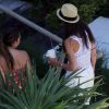 Katie Holmes commet un véritable fashion faux pas en portant un soutien  gorge noir sous un débardeur blanc transparent.  Miami, 22 juin 2011
