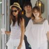 Katie Holmes commet un véritable fashion faux pas en portant un soutien gorge noir sous un débardeur blanc transparent.  Miami, 22 juin 2011