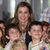 Letizia d'Espagne charme les enfants espagnols lors d'une visite officielle. Géronne, 22 juin 2011
