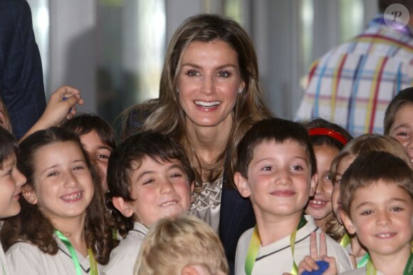 Letizia d'Espagne charme les enfants espagnols lors d'une visite officielle. Géronne, 22 juin 2011