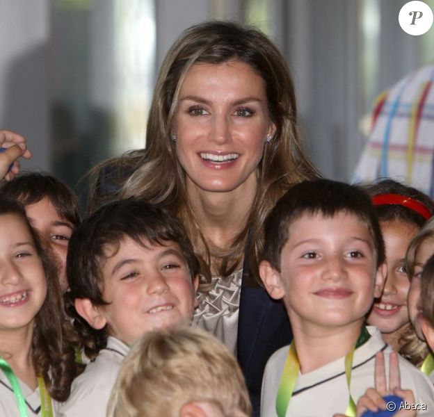 Letizia d'Espagne charme les enfants espagnols lors d'une visite officielle. Géronne, 22 juin 2011