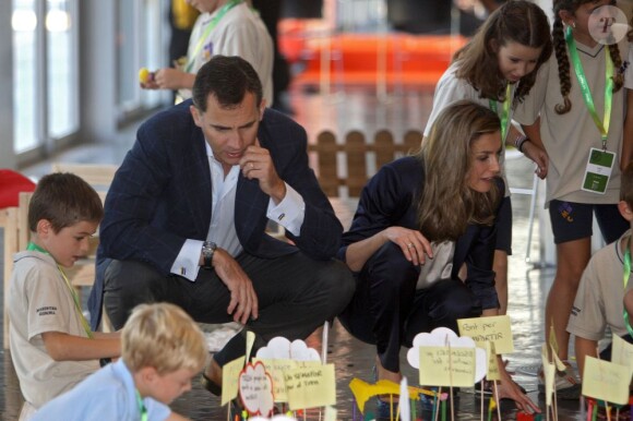Aux côtés des enfants, Letizia d'Espagne et le prince Felipe réussissent leur opération charme. Gérone, 22 juin 2011