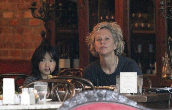 Meg Ryan déjeune avec sa fille Daisy, à New York le 6 juin 2011