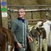 Jean-Claude, agriculteur star de l'amour est dans le pré, saison 6 en plein milieu de son élevage. 