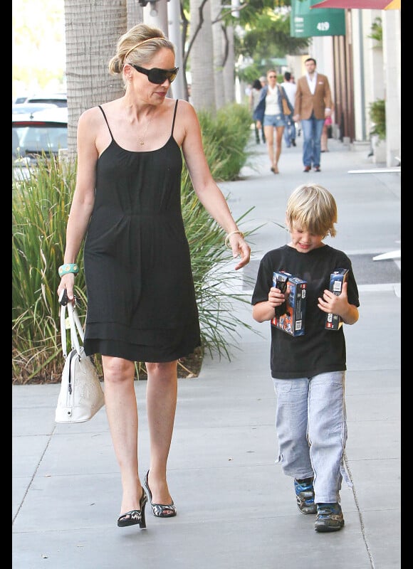 Sharon Stone et son fils Laird en pleine séance shopping à Beverly Hills le 24 juin 2011. Le petit garçon a eu des jouets lego Star Wars. 