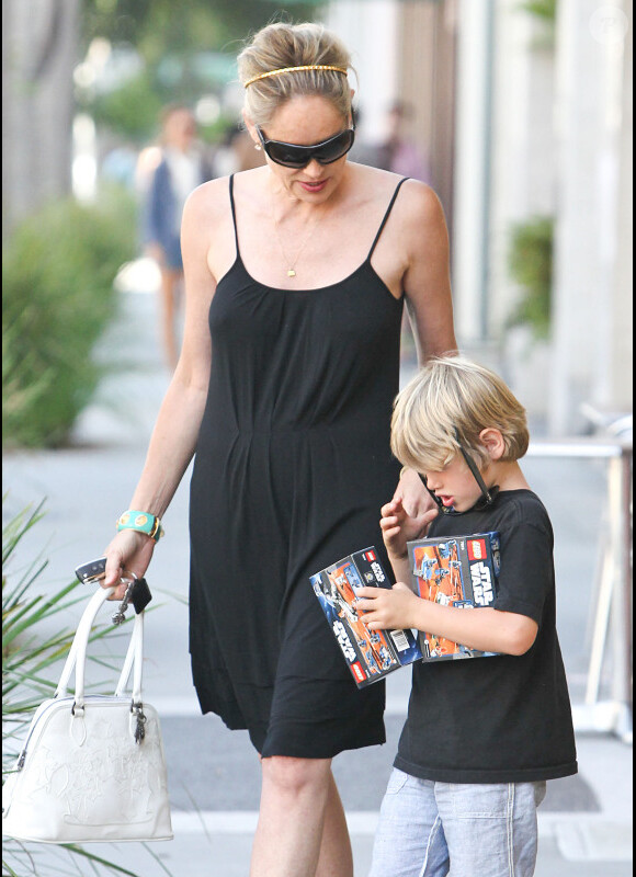 Sharon Stone et son fils Laird en pleine séance shopping à Beverly Hills le 24 juin 2011.