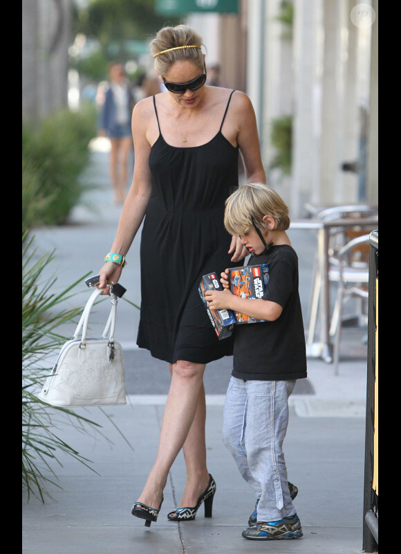 Sharon Stone et Laird ont acheté des jouets à Beverly Hills le 24 juin 2011.