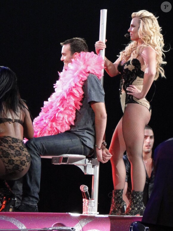 Britney Spears ose le lapdance lors de son concert Femme Fatale à Las Vegas, le 25 juin 2011.