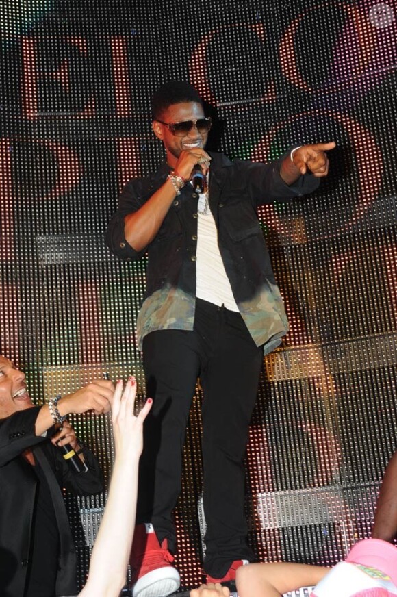Dans une ambiance de folie, Usher a donné une interprétation très privée de ses tubes au VIP Room Theater le vendredi 24 juin 2011