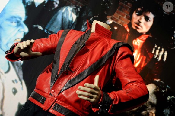 Le blouson de Michael Jackson dans Thriller a été vendu 1,8 million de dollars par Julien's Auctions, à Los Angeles, le 26 juin 2011.