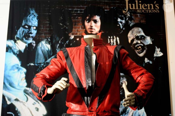 Le blouson de Michael Jackson dans Thriller a été vendu 1,8 million de dollars par Julien's Auctions, à Los Angeles, le 26 juin 2011.