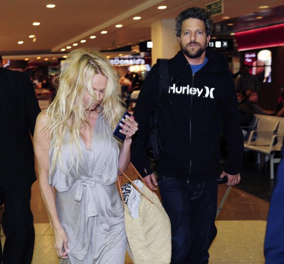 Pamela Anderson et Jon Rose à l'aéroport de Buenos Aires. Juin 2011