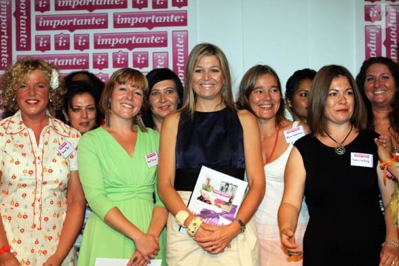 Maxima des Pays-Bas, bien entourée, était la vedette du jubilé du programme Importante visant à promouvoir la place des femmes dans la société, à La Haye, le 28 juin 2011.