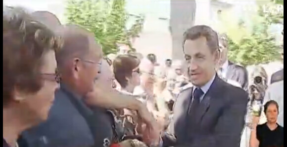 Nicolas Sarkozy agressé à Brax alors qu'il sert la main à la foule