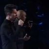Adam Levine en duo avec le gagnant Javier Colon sur Man in the mirror, à la finale de The Voice, sur NBC, le 29 juin 2011.