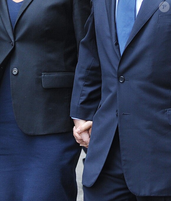 Main dans la main, DSK et son plus fervent soutien, son épouse Anne Sinclair, aux abord du tribunal le 6 juin.