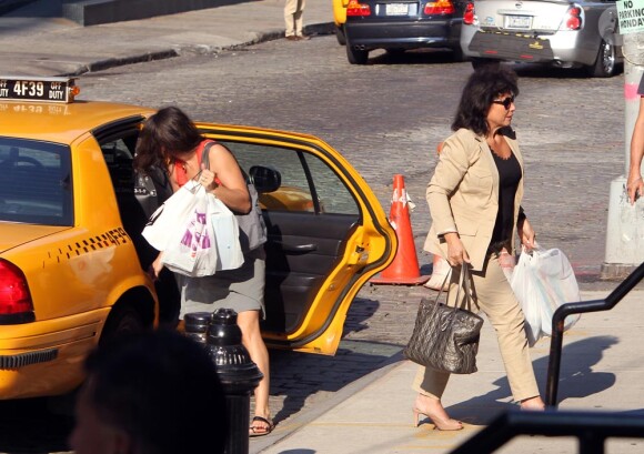 Pour passer le temps, Anne Sinclair et une des filles de DSK, Vanessa, font du shopping le 8 juin 2011.