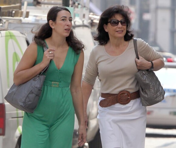 Anne Sinclair et une des filles de DSK font des courses à Manhattan le 8 juin 2011.