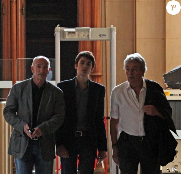 Alain Delon sort du bureau de la juge des affaires familiales en   compagnie de son fils Alain-Fabien, dont il a obtenu la garde. Photos   exclusives.