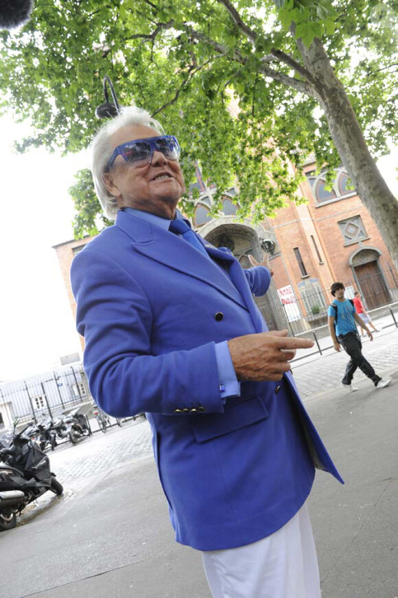 Michou est partout chez lui dans le quartier de Montmartre, le 15 juin 2011.