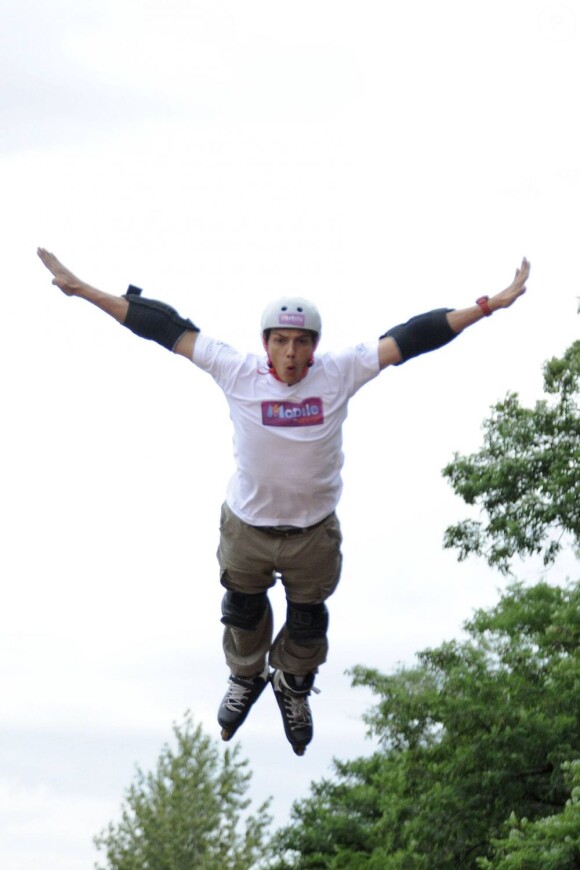 Taïg Khris, lors des répétitions de son grand saut, à Paris, samedi 2 juillet 2011.
