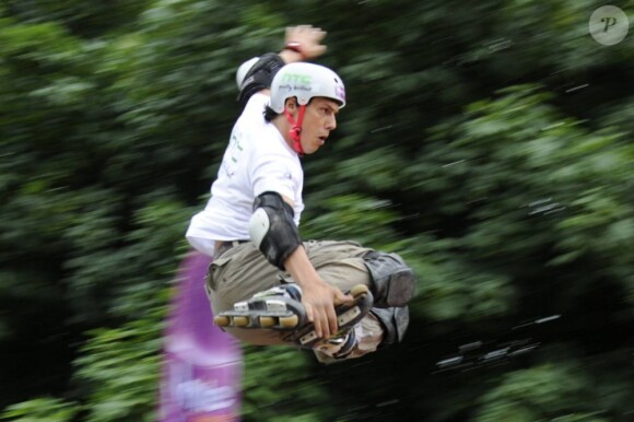 Taïg Khris, lors des répétitions de son grand saut, à Paris, samedi 2 juillet 2011.