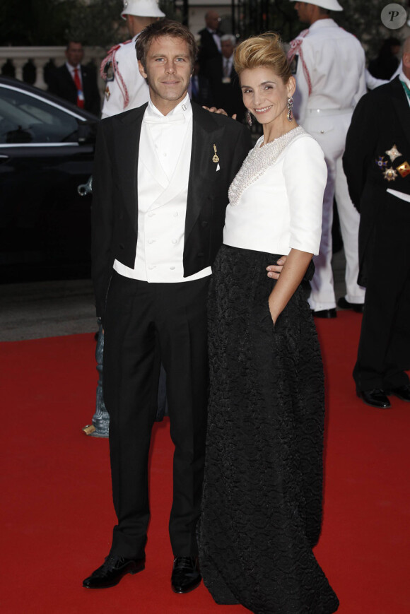 Clotilde Courau joue la sobriété en noir et blanc lors du dîner organisé pour le mariage du Prince Albert avec Charlene Wittstock. Monaco, le 2 juillet 2011
