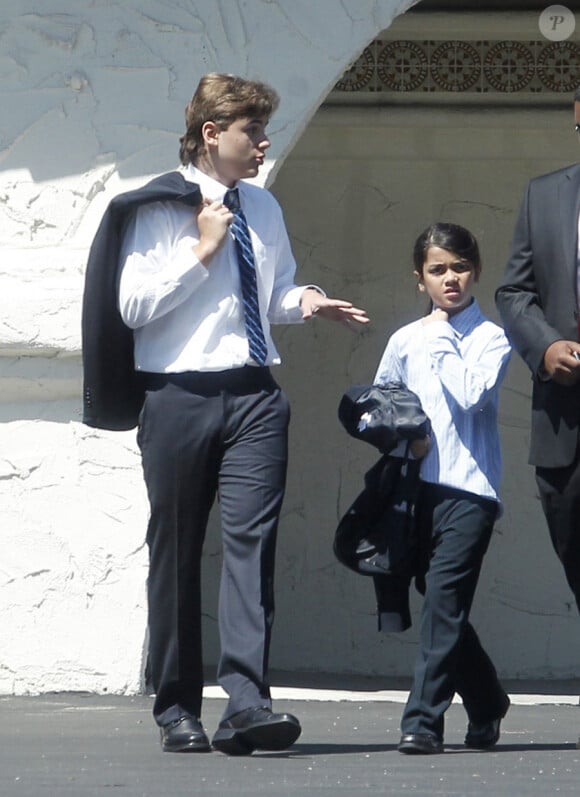 Les enfants de Michael Jackson, Paris, Prince et Blanket vont à l'Eglise en mémoire de leur père décédé deux ans auparavant. Los Angeles, le 26 juin 2011