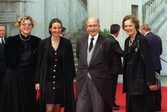 L'archiduc Otto de Habsbourg-Lorraine (photo : en 1996 avec deux de ses cinq filles, Walburga et Gabriela, et son épouse Regina, décédée en 2010) est mort lundi 4 juillet 2011 à l'âge de 98 ans.