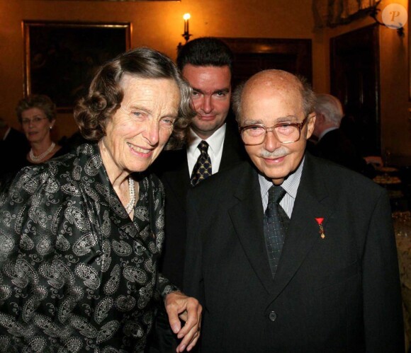 L'archiduc Otto de Habsbourg-Lorraine (photo : à Rome en 2002 avec sa femme Regina) est mort lundi 4 juillet 2011 à l'âge de 98 ans.
