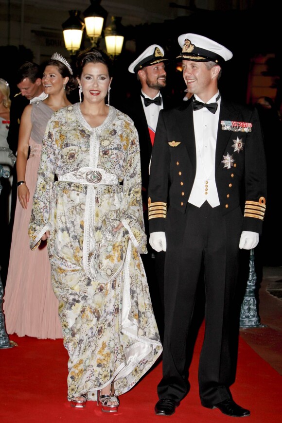 La princesse Lalla Meryem représentait son frère le roi Mohammed VI du Maroc au mariage du prince Albert et de la princesse Charlene, le 2 juillet 2011 à Monaco. A son arrivée pour le dîner, le prince Frederik de Danemark était son cavalier.