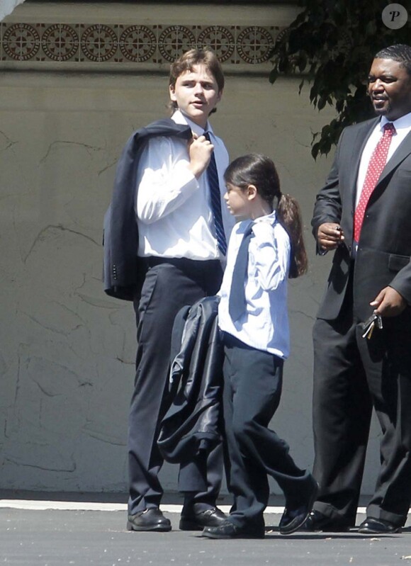 Les enfants de Michael Jackson, Prince et Blanket vont à l'église en mémoire de leur père décédé deux ans auparavant. Los Angeles, le 26 juin 2011.